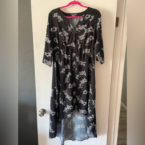 Woman’s dress - Picture 2 of 2